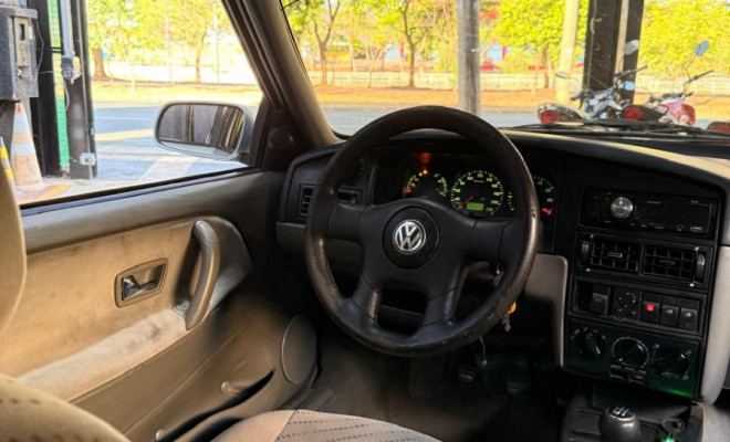 VW - VolksWagen Santana 1.8 Mi 2002 Álcool-7