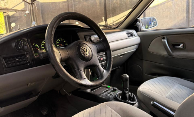 VW - VolksWagen Santana 1.8 Mi 2002 Álcool-5