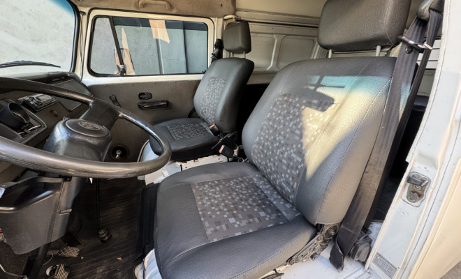 VW - VolksWagen Kombi Furgão 1.4 Mi Total Flex 8V 2011 Flex-6