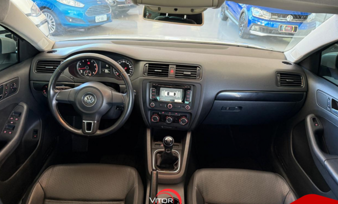 VW - VolksWagen JETTA Comfortline  2.0 T.Flex 8V 4p Mec. 2013 Flex-10