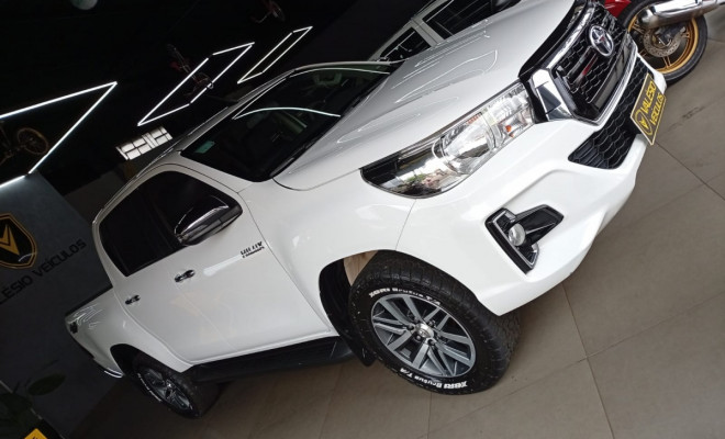 Toyota Hilux Cd Srv 4X4 2.8 TDI Diesel Aut. - foto 6