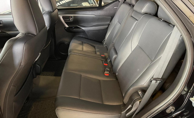 Toyota Hilux SW4 SRX Platinum 2.8 TB 4x4 7 Lugares Diesel Aut. 2025-14