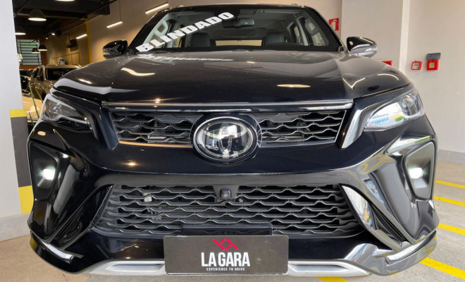 Toyota Hilux SW4 SRX Platinum 2.8 TB 4x4 7 Lugares Diesel Aut. 2025-1