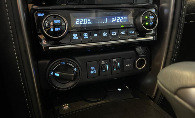 Toyota Hilux SW4 SRX Platinum 2.8 TB 4x4 7 Lugares Diesel Aut. 2025-9