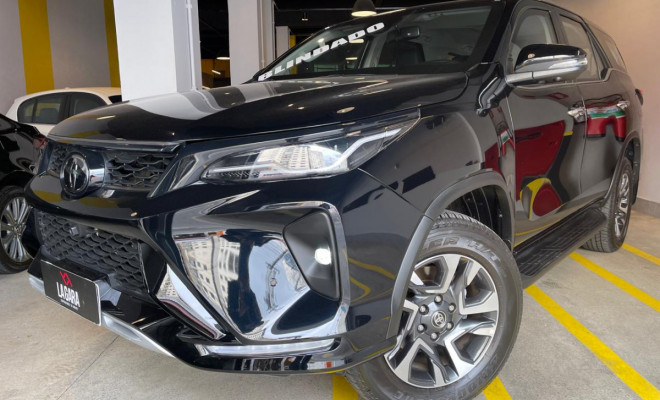 Toyota Hilux SW4 SRX Platinum 2.8 TB 4x4 7 Lugares Diesel Aut. 2025