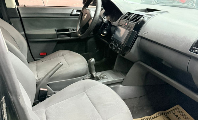 VW - VolksWagen Polo 1.6 Mi/ S.Ouro 1.6Mi 101cv 8V 5p 2004 Gasolina-4