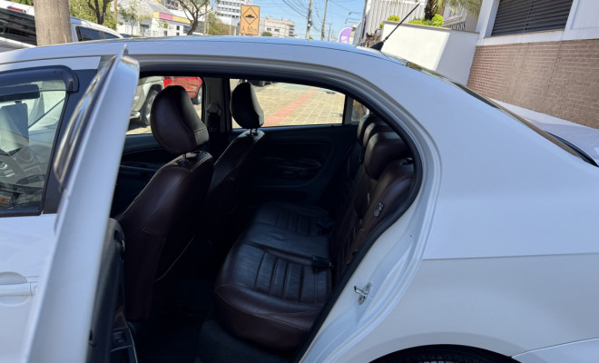 VW - VolksWagen VOYAGE 1.0/1.0 City Mi Total Flex 8V 4p 2013 Flex-7