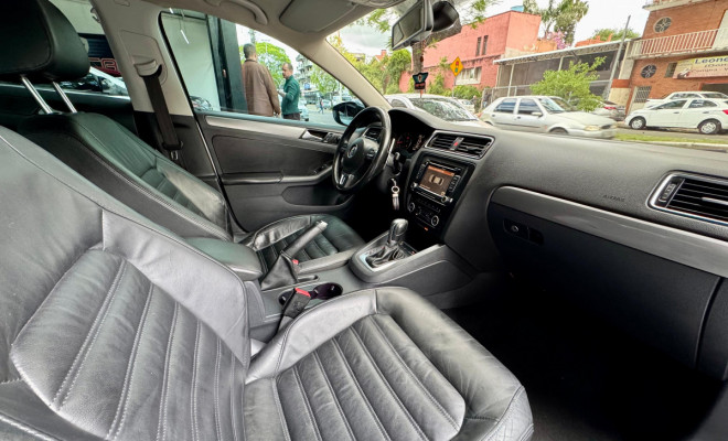 VW - VolksWagen JETTA Highline 2.0 TSI 16V 4p Tiptronic 2012 Flex-8