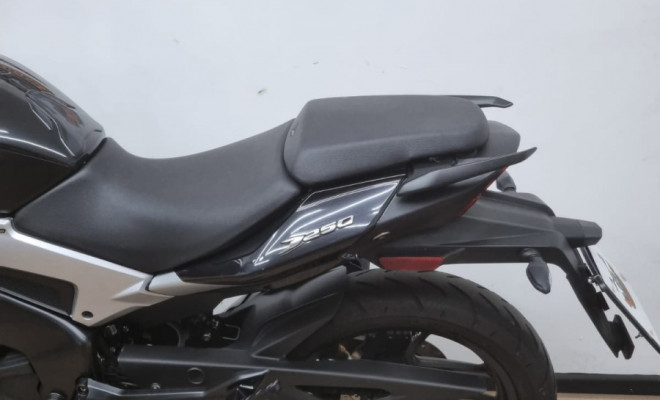 BAJAJ DOMINAR 250 2025 Gasolina-8