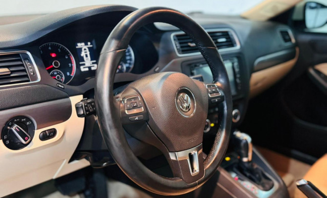 VW - VolksWagen JETTA Comfortline 2.0 T.Flex 8V 4p Tipt. 2013 Flex-4