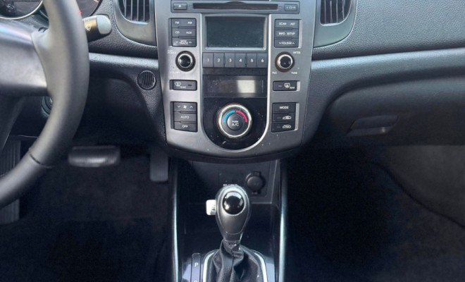 Kia Motors Cerato 1.6 16V Aut. 2011 Gasolina-8