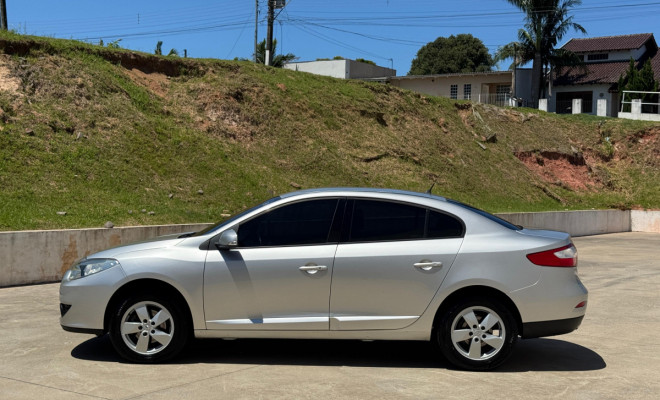 FLUENCE Dynamique 2.0 Aut. 2013 – O sedan sofisticado e completo que oferece conforto e elegância!-13