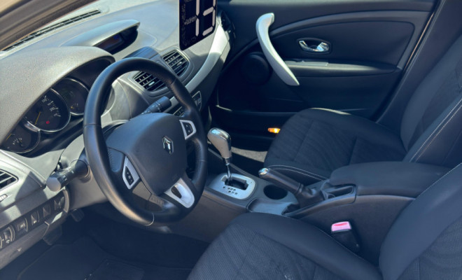 FLUENCE Dynamique 2.0 Aut. 2013 – O sedan sofisticado e completo que oferece conforto e elegância!-6