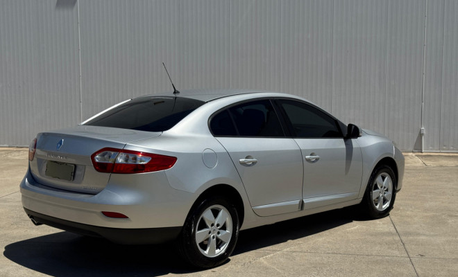 FLUENCE Dynamique 2.0 Aut. 2013 – O sedan sofisticado e completo que oferece conforto e elegância!-2