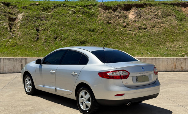 FLUENCE Dynamique 2.0 Aut. 2013 – O sedan sofisticado e completo que oferece conforto e elegância!-12
