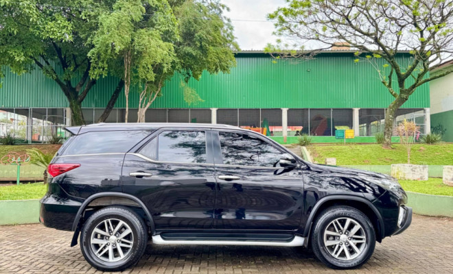 Toyota Hilux SW4 SRX 4x4 2.8 TDI 16V Dies. Aut. 2017 Diesel-12