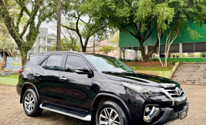 Toyota Hilux SW4 SRX 4x4 2.8 TDI 16V Dies. Aut. 2017 Diesel