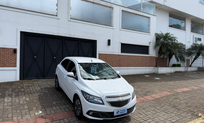GM - Chevrolet ONIX HATCH LTZ 1.4 8V FlexPower 5p Mec. 2015 Flex-0