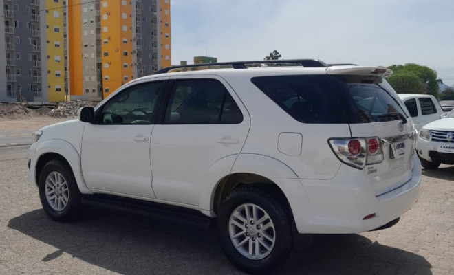 Toyota Hilux SW4 SRV D4-D 4x4 3.0 TDI Dies. Aut 2014 Diesel-4