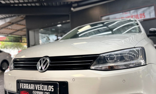 VW - VolksWagen JETTA Highline 2.0 TSI 16V 4p Tiptronic 2013 Gasolina-0