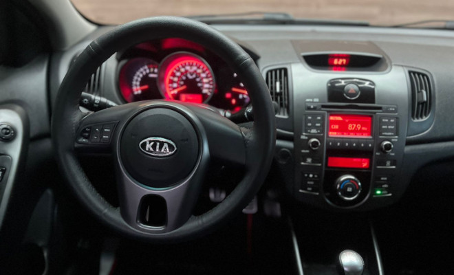 (REPASSE ) Kia Motors Cerato 1.6 16V Mec. 2011 Flex-6