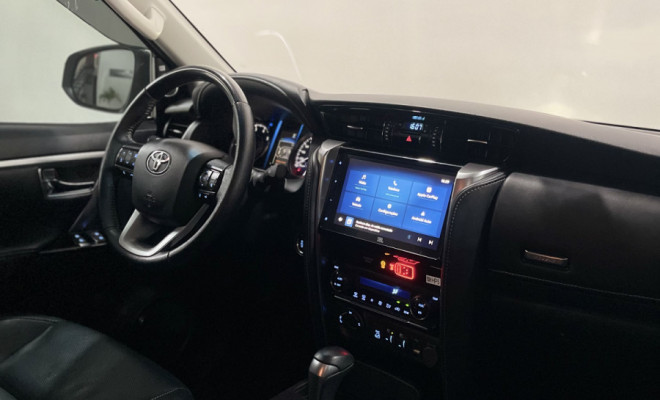 Toyota Hilux SW4 SRX 2024 Diesel 4x4 Automática — luxo, potência e segurança em um só SUV.-6