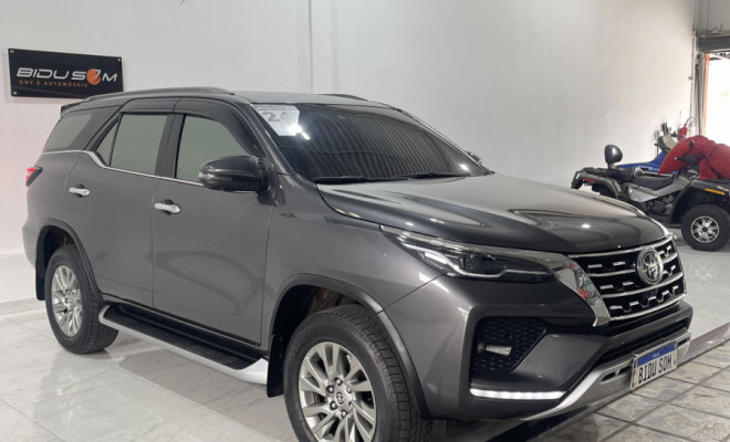 Toyota Hilux SW4 SRX 2024 Diesel 4x4 Automática — luxo, potência e segurança em um só SUV.