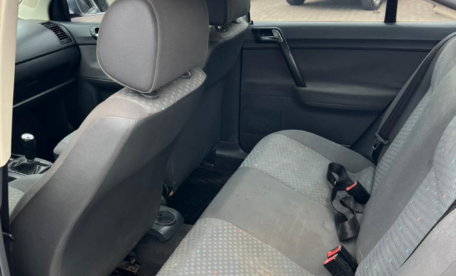 VW - VolksWagen Polo Sedan 1.6 Mi 101cv 8V 4p 2003 Flex-7