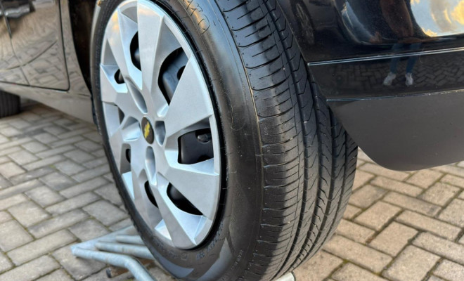 GM - Chevrolet ONIX HATCH LT 1.4 8V FlexPower 5p Mec. 2014 Flex-8