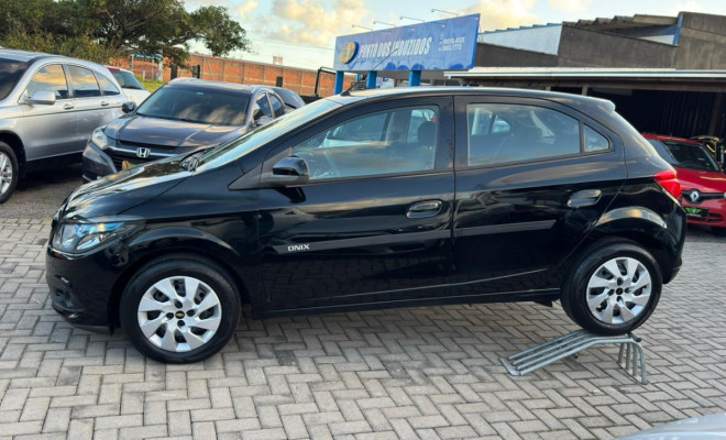 GM - Chevrolet ONIX HATCH LT 1.4 8V FlexPower 5p Mec. 2014 Flex-10