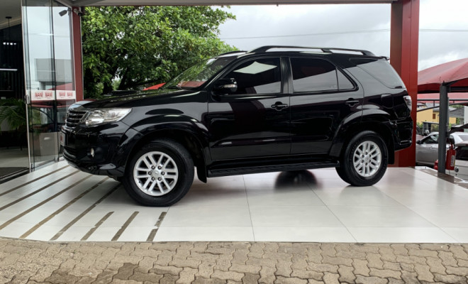 Toyota Hilux SW4 SRV D4-D 4x4 3.0 TDI Dies. Aut 2015 Diesel