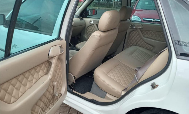 VW - VolksWagen Gol 1.8 Mi 4p 2001 Gasolina-2