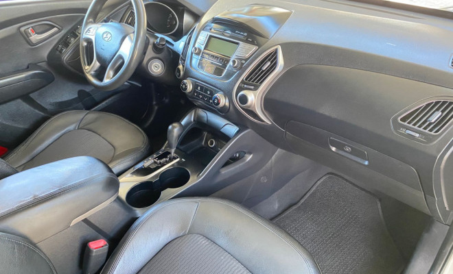 Hyundai ix35 2.0 16V 170cv 2WD/4WD Aut. 2011 Gasolina-12