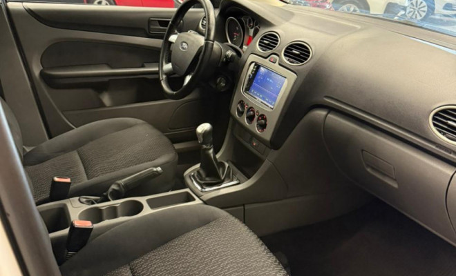 Ford Focus Sedan 1.6 Flex 8V/16V 4p Mec. 2011-6