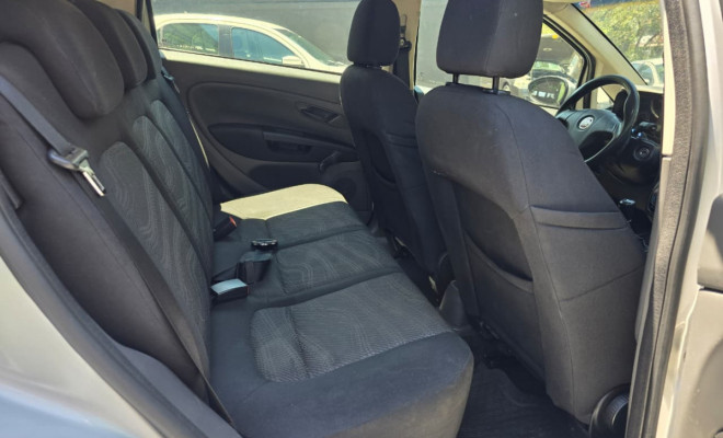 Fiat Punto ATTRACTIVE 1.4 Fire Flex 8V 5p 2011 Flex