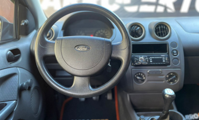 Ford Fiesta Street/ Action 1.0 8v 5p 2004 Gasolina-5