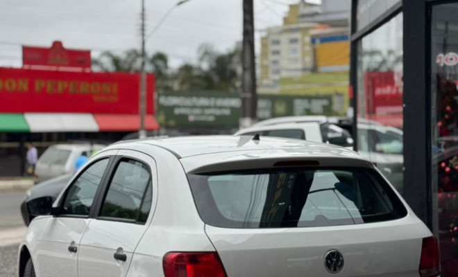 VW - VolksWagen Gol (novo) 1.0 Mi Total Flex 8V 4p 2015 Flex-1