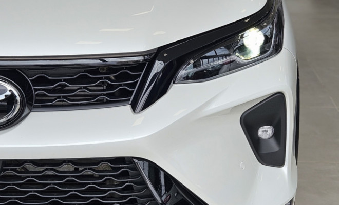 Toyota Hilux SW4 SRX Plat. 4x4 2.8 TB Die. Aut. 2025 Diesel-4