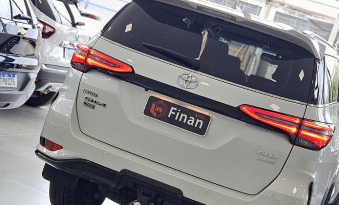 Toyota Hilux SW4 SRX Plat. 4x4 2.8 TB Die. Aut. 2025 Diesel-14