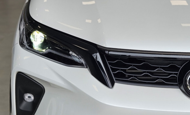 Toyota Hilux SW4 SRX Plat. 4x4 2.8 TB Die. Aut. 2025 Diesel-3