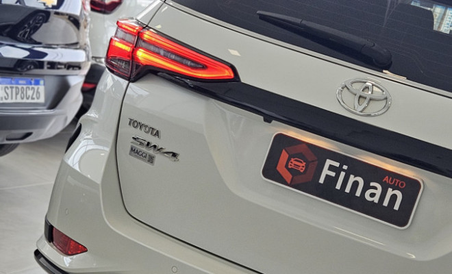 Toyota Hilux SW4 SRX Plat. 4x4 2.8 TB Die. Aut. 2025 Diesel-15