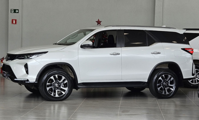 Toyota Hilux SW4 SRX Plat. 4x4 2.8 TB Die. Aut. 2025 Diesel