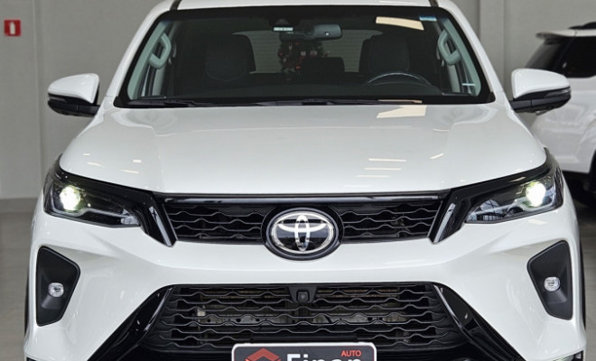 Toyota Hilux SW4 SRX Plat. 4x4 2.8 TB Die. Aut. 2025 Diesel-0