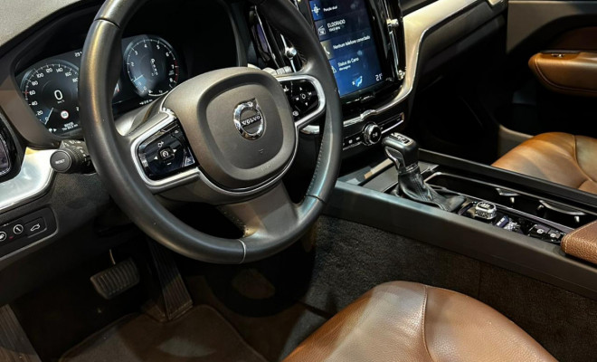 Volvo XC 60 T-5 MOMENTUM 2.0 254cv AWD 5p 2019 Gasolina-3