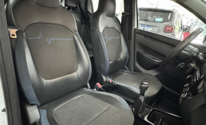 Seu próximo carro econômico e confiável te espera — agende um test-drive no Kwid Intense agora!-5