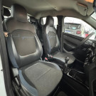 Seu próximo carro econômico e confiável te espera — agende um test-drive no Kwid Intense agora!-5