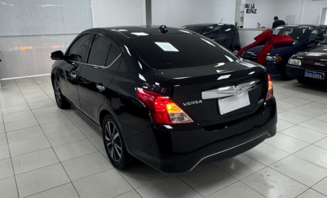 Nissan Versa SL 1.6 16V Automático 2018 • Completo • Excelente Custo-Benefício-6