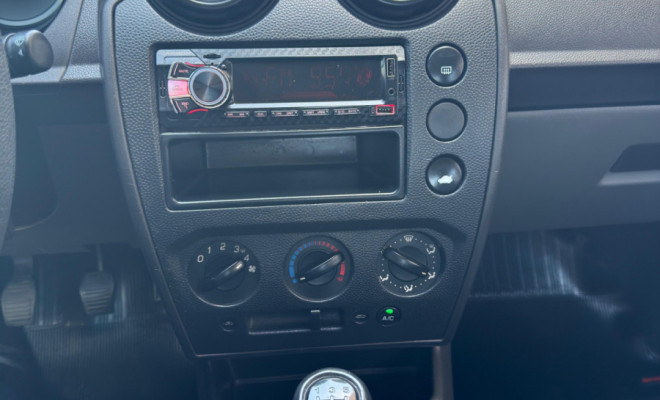 Fiesta Sedan 1.6 2011: O sedan completo e confiável que cabe no seu bolso!-4