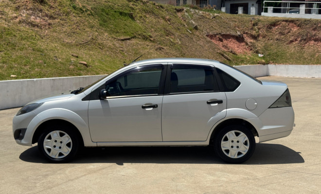 Fiesta Sedan 1.6 2011: O sedan completo e confiável que cabe no seu bolso!-12
