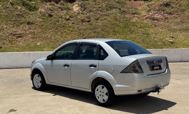 Fiesta Sedan 1.6 2011: O sedan completo e confiável que cabe no seu bolso!-13